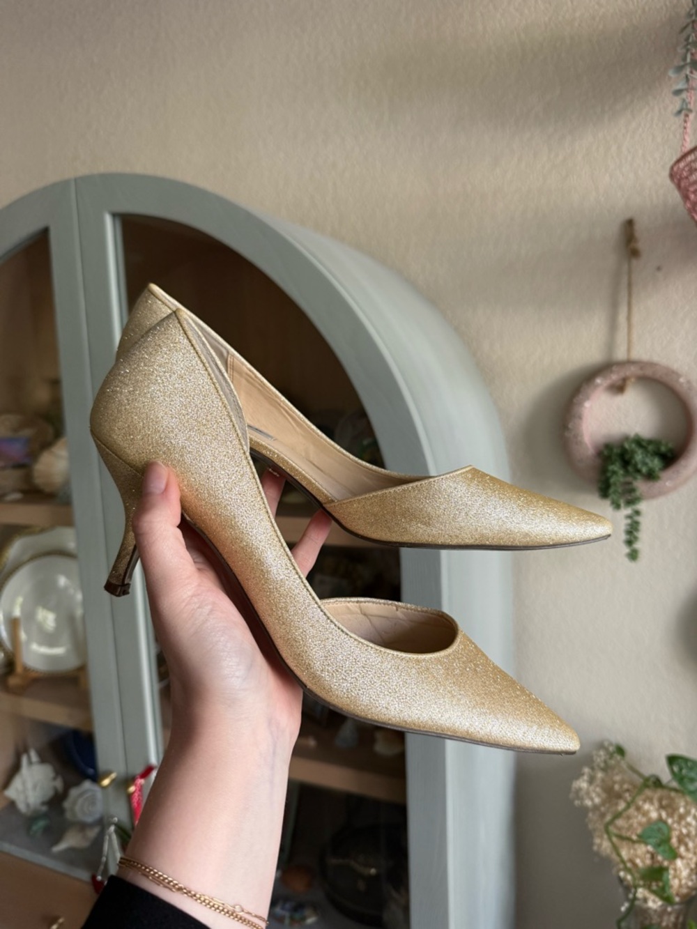 9.5 / Nina Gold Glitter Pointed-Toe Pumps